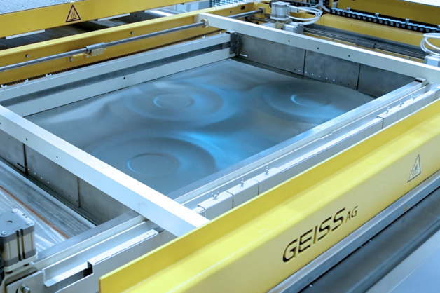 Vakuum-Thermoformen: Präzision und Stabilität für Pufferspeicher-Deckel.